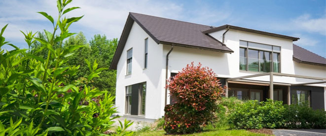 Mietvertrag für ein Einfamilienhaus. Ein modernes weißes Haus mit Garten.