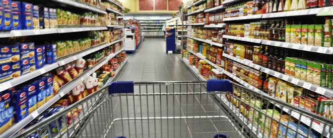 Rückrufaktion. Ein Einkaufswagen wird durch zwei Regale im Supermarkt geschoben.