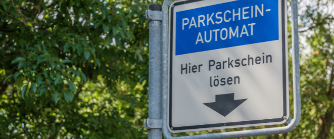 Parken ohne Parkschein: So teuer kann es werden. Ein Verkehrsschild, das auf einen Parkscheinautomaten hinweist.