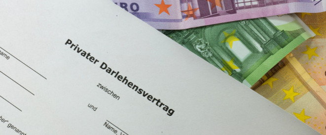 Geld verleihen: Wichtige Regeln beim Privatdarlehen. Euro-Scheine unter einem Zettel, auf dem 