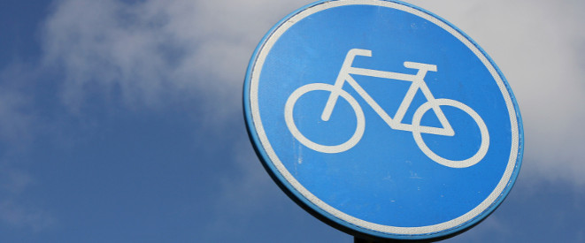 Radwegebenutzungspflicht: Das steht in der StVO. Verkehrs­zeichen 237: Ein weißes Fahrrad auf blauem Grund.