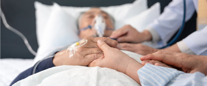 Alter kranker Mann verstirbt in einem Krankenhausbett