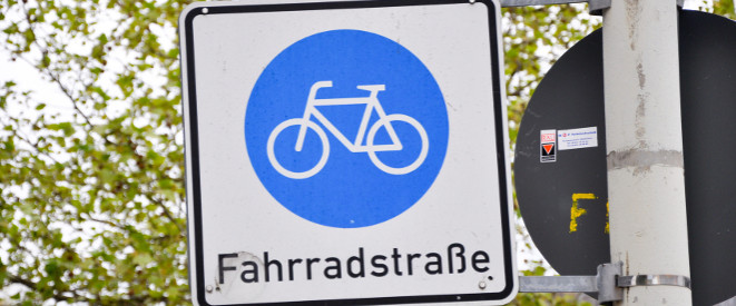 Fahrradstraße: Welche Regeln gelten dort? Ein blaues Verkehrsschild auf den ein weißes Fahrrad und das Wort 