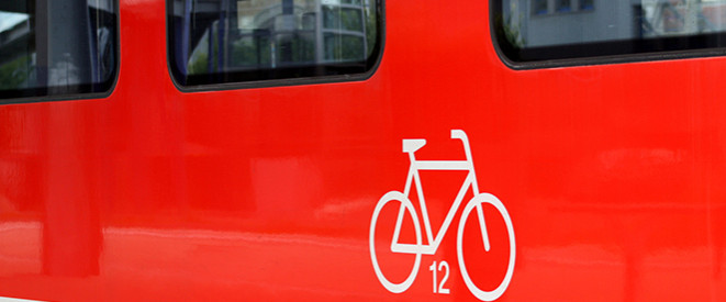 Fahrradtransport: Das ist auf Reisen erlaubt. Ein roter Wagon auf dem ein Fahrrad-Piktogram abgebildet ist.