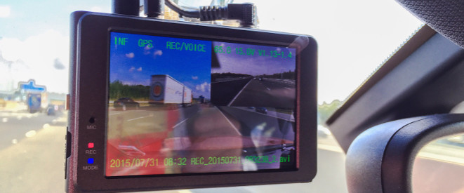 Urteil: Dashcam kann als Beweismittel zulässig sein. Eine Dashcam hängt in der Windschutzscheibe eines Autos.