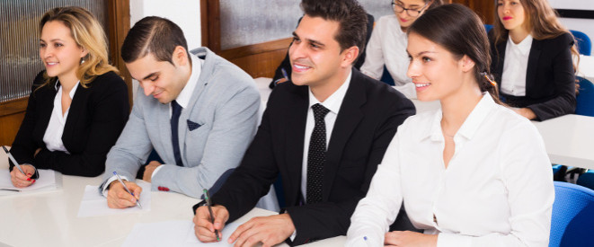 Weiterbildung: Diese Rechte haben Arbeitnehmer. Mehrere Frauen und Männer in Businesskleidung sitzen an Seminartischen.