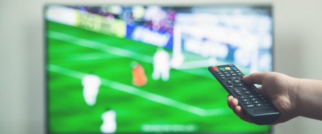 Gema-Gebühren können anfallen, wenn eine Fußballübertragung im Rahmen von Veranstaltungen gezeigt wird