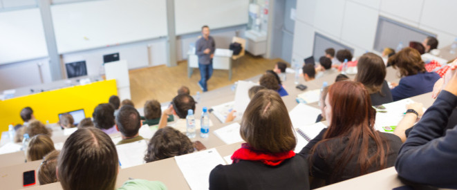 Elternunabhängiges Bafög: Antrag und Voraussetzungen. Studierende sitzen in einem Hörsaal.