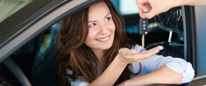 Privates Carsharing: Auto teilen ohne Risiko. Eine Frau sitzt im Auto und hält die Hand auf. Eine andere Person legt einen Autoschlüssel hinein.