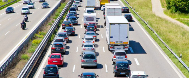 Sicherheitsabstand mit dem Auto: Diese Regeln gelten. Ein Stau auf einer Autobahn.