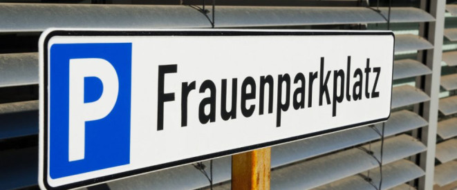 Frauenparkplatz: Dürfen dort wirklich nur Frauen parken? Ein Schild, auf dem 