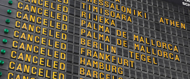 Fluggastrechte: Was sind außergewöhnliche Umstände? Nahaufnahme einer Anzeigentafel am Flughafen