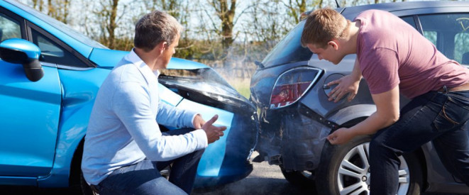 Anscheinsbeweis bei Auffahrunfall: Klärung der Schuldfrage. Zwei Männer stehen vor Ihren Autos, die aufeinander gefahren sind.