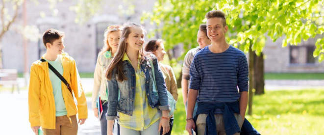 Schüler-BAföG: Diese Voraussetzungen müssen erfüllt sein. Eine Gruppe weiblicher und männlicher Teenager.