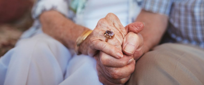 Versorgungsehe: Kein Anspruch auf Hinterbliebenenrente. Zwei ältere Menschen halten Händchen.