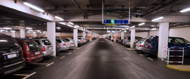 Auto beschädigt: Haftet der Parkhausbetreiber? In einem Parkhaus stehen Autos.