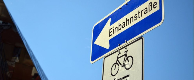 Einbahnstraße: Das müssen Fahrradfahrer beachten. Das blaue Verkehrszeichen 220 