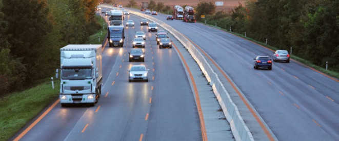 Tagfahrlicht und Lichtpflicht: Darauf müssen Sie achten. Auf einer Autobahn fahren Fahrzeuge mit eingeschaltetem Licht.