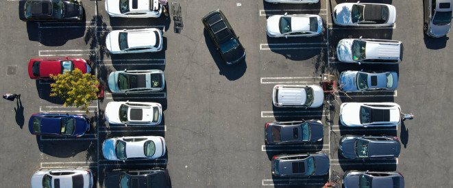 Vorfahrtsregeln auf dem Parkplatz: Gilt rechts vor links?