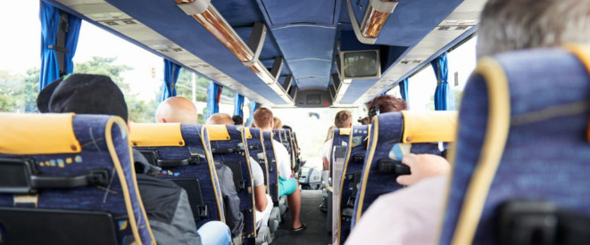 Unfall bei Bustransfer: Erstattung des Reisepreises. In einem Reisebus mit Blick nach vorn.