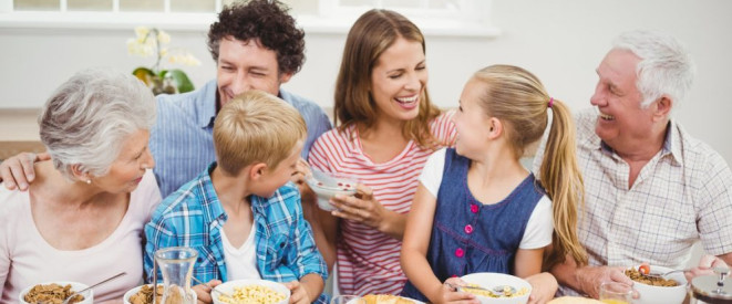 Änderungen 2017: Das ist neu für Verbraucher. Ein sechsköpfige Familie bestehend asu Großeltern, Eltern und zwei Kindern, sitzt fröhlich an einem Tisch.