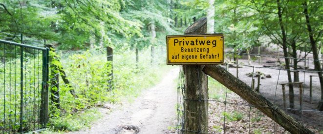 Privatweg: Was gilt für Benutzung und Winterdienst?An einem Wegzaun hängt ein Schild mit der Bezeichnung 