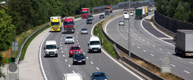 Rechtsfahrgebot: Hintergrund und Ausnahmen. Dichter Verkehr auf der linken Seite einer Autobahn.