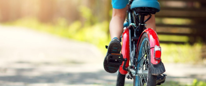 Schmerzensgeld nach Fahrradunfall: Kind haftet selbst. Ein Fahrrad fahrender Junge.