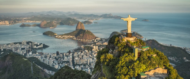 Karneval in Rio: Sicherheitstipps für Ihre Brasilien-Reise. Die Christusstatue auf dem Corcovado, die über Rio de Janeiro wacht.