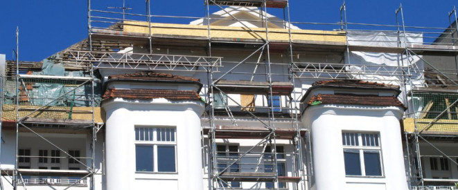 Haus mit Baugerüst vor dem Balkon