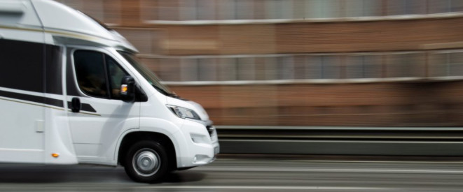 Wohnmobil auf einer Straße