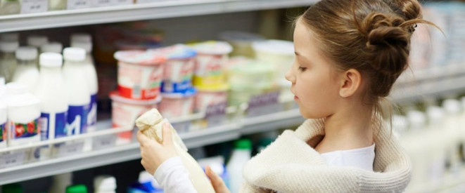 Milch darf auch als 'Weidemilch' bezeichnet werden, wenn die Kühe nur in der Weidesaison draußen grasen