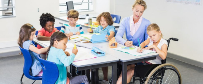 Ein Schulbegleiter unterstützt Kinder mit Behinderung