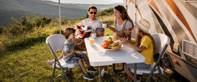 Familie im Wohnmobil Urlaub