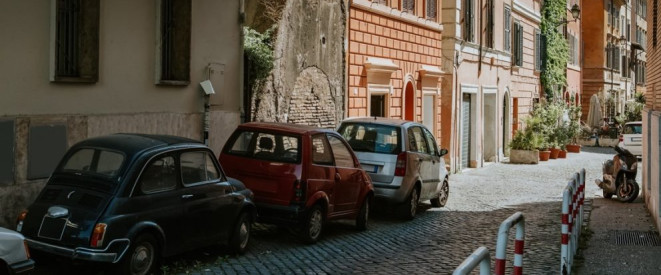 Straße in der Autos parken