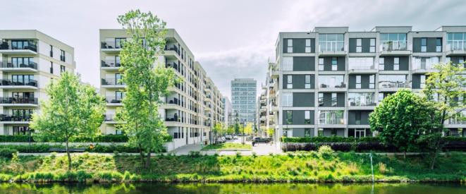 Blöcke mit Wohnhäusern in eriner Stadt am Kanal bei Sonnenschein