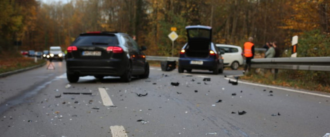 Bedachtes Verhalten bei einem Autounfall ist wichtig, um Gefahren für alle Beteiligten gering zu halten