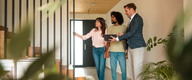 Drei Personen in Wohnung Wohnungsübergabe
