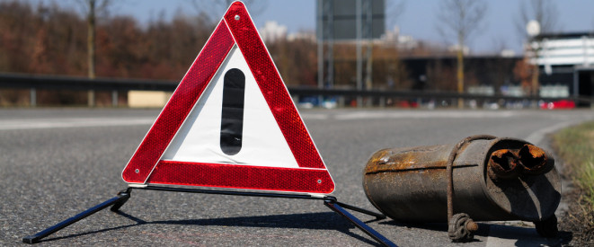 Wer ein Verkehrshindernis zu verantworten hat, dem drohen ein Bußgeld und die Schuld an einem Unfall