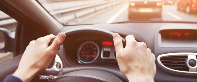 Wer die Richtgeschwindigkeit auf Autobahnen erheblich überschreitet, kann auch ohne eigenes Verschulden bei einem Unfall zur Haftung herangezogen werden