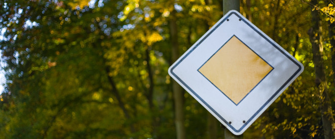 Missachtet ein Fahrer die Vorfahrt anderer, droht ein Bußgeld