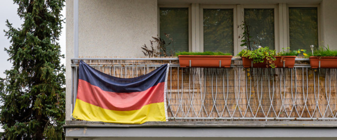 Deutschlandflagge an einem Balkon