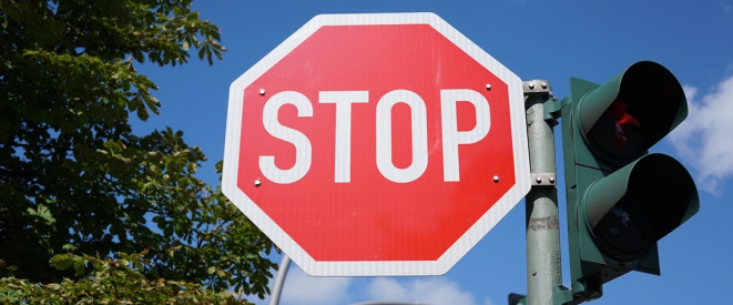 Stoppschild überfahren: Welche Folgen jetzt drohen