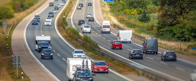 Bild einer 4-spurigen Autobahn von oben 