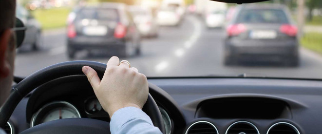 Autofahrer von hinten am Steuer in dichtem Straßenverkehr