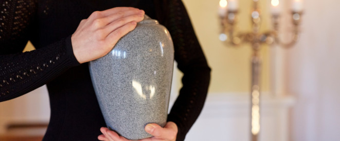 Bestattung: Darf man eine Urne mit nach Hause nehmen?