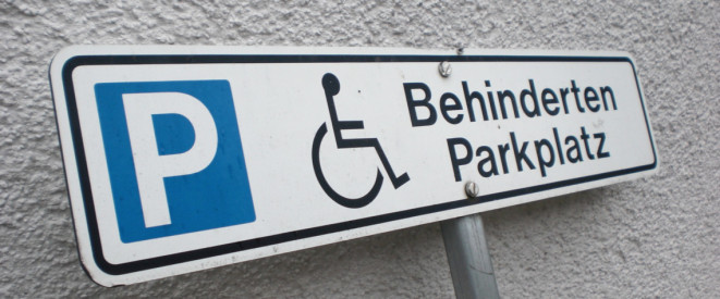 Schild von einem Behinderten Parkplatz
