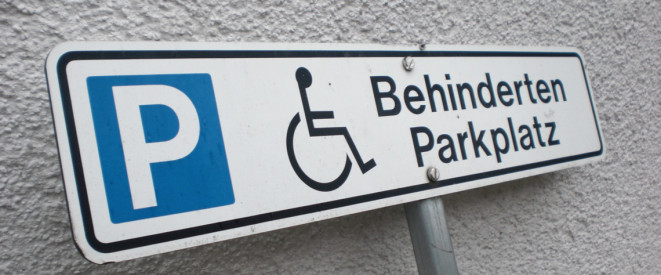 Parkausweis und Behindertenparkplatz