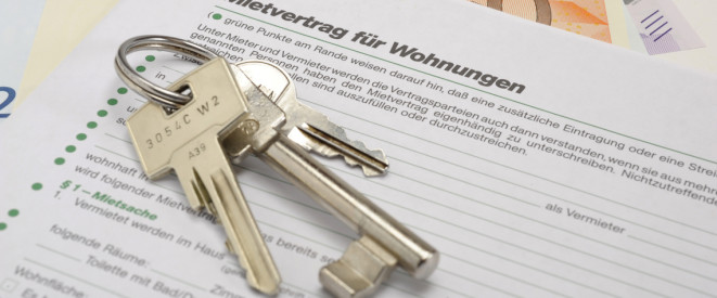 Wohnungsschlüssel auf einem Mietvertrag
