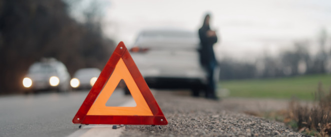Warndreieck auf Landstraße bei Autounfall
